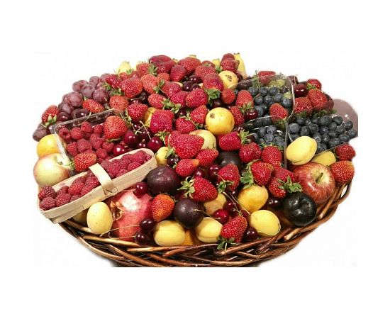 Большая корзинка ягод и фруктов